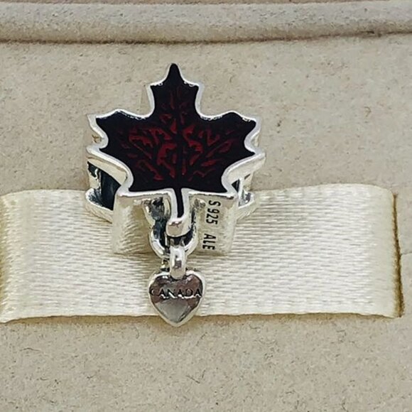 ✨✨ Pandora Canada Red Maple Leaf Charm - Picture 1 of 7